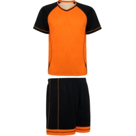 Echipament sportiv unisex din material combinat, pantaloni È™i tricou cu mÃ¢necÄƒ raglan cu cusÄƒturÄƒ Ã®n contrast. Material tehnic neted din fibrÄƒ respirabilÄƒ, care este plÄƒcut la atingere È™i se usucÄƒ uÈ™or.  ;0433_3102