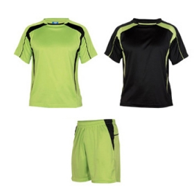 Echipament sportiv unisex compus din 2 tricouri + 1 pereche pantaloni. InserÈ›ii Ã®n contrast. Material respirabil, uÈ™or, comod È™i care se usucÄƒ uÈ™or. Echipament fÄƒrÄƒ jambiere.;0429_2802